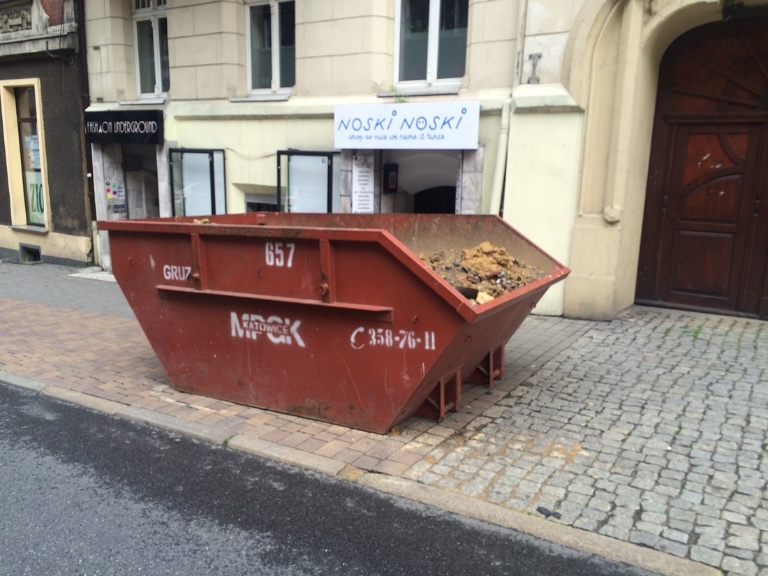 Dlaczego kontener na odpady stanął na ścieżce rowerowej