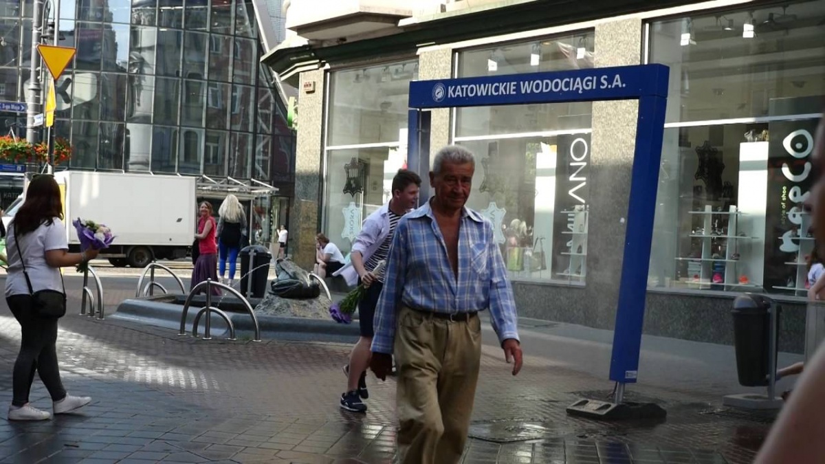 Na ulicach Katowic stanęły kurtyny wodne