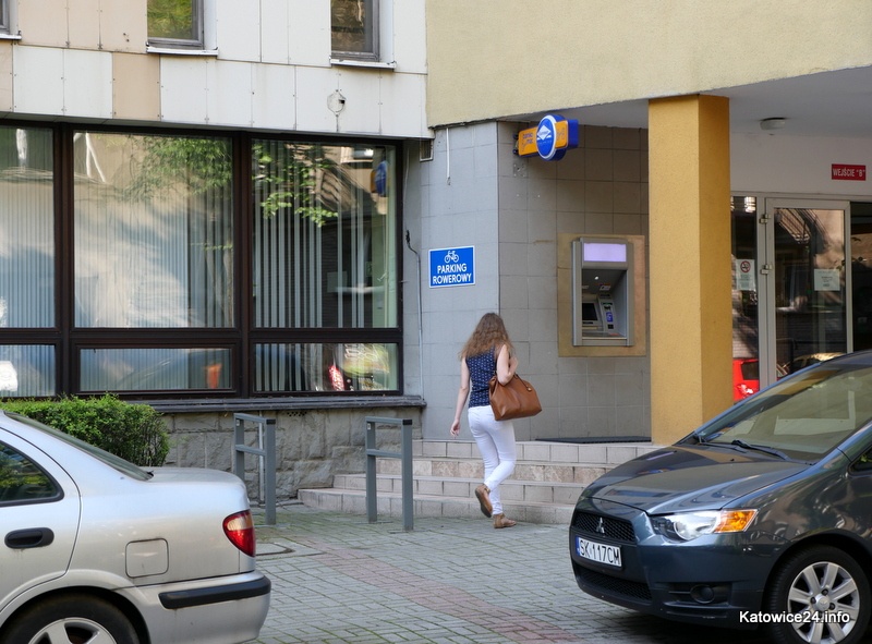 Wykradają dane z bankomatów w Katowicach i czyszczą konta
