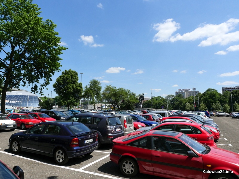 Parkingiem przed Superjednostką zajął się inspektor nadzoru budowlanego