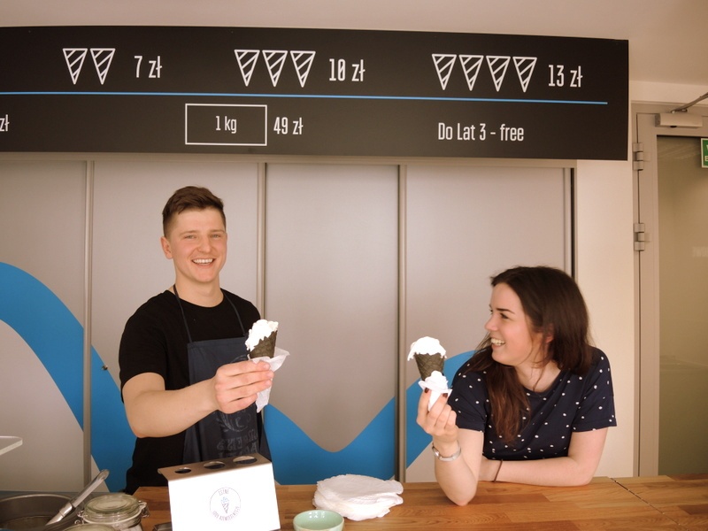 Istne lody z czarnego wafelka od dziś na Mariackiej Tylnej. Spróbowaliśmy jako pierwsi!