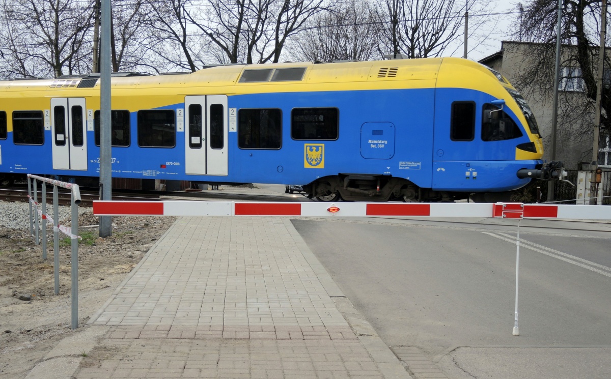 PKP poprawiły przejazd kolejowy przy Szkole Policji