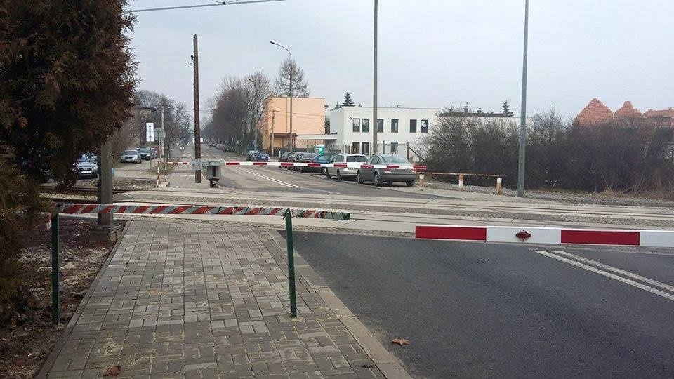 Kolej zbudowała chodnik na przejeździe kolejowym, ale zagrodziła przejście barierkami