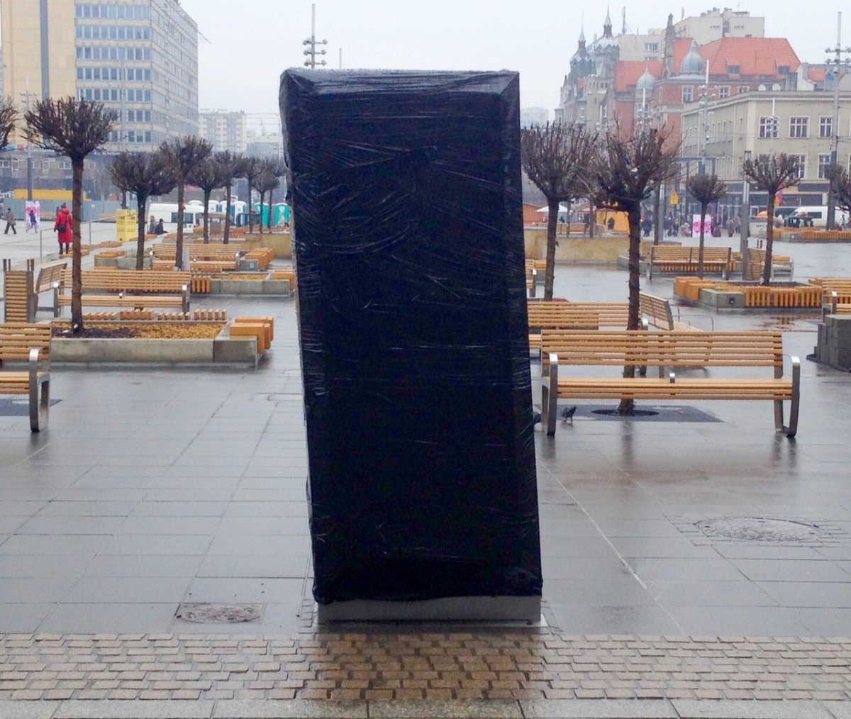 Samochód wjechał w infokiosk na Rynku