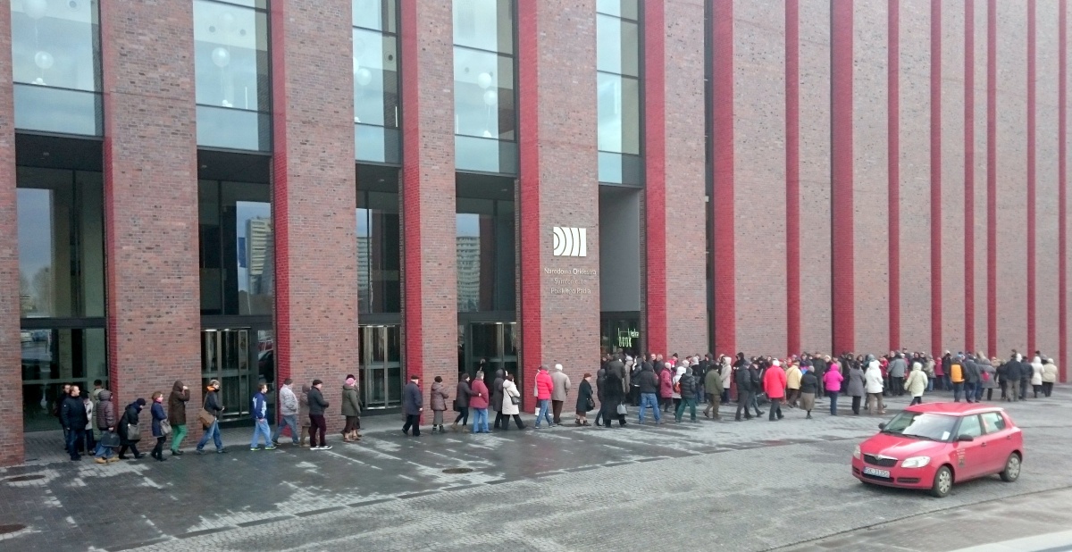 Kolejka chętnych po bilety na koncert w NOSPR