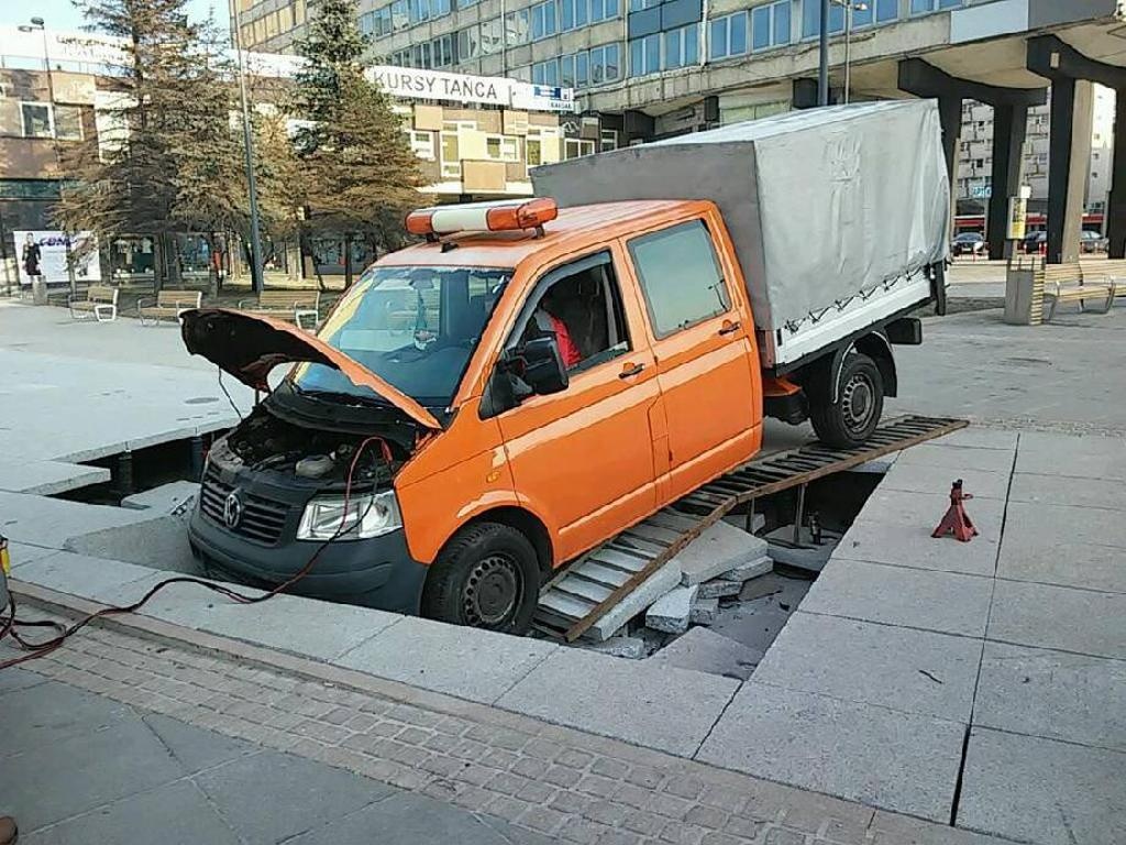 Zniszczona przez samochód fontanna ma zostać naprawiona jeszcze w styczniu