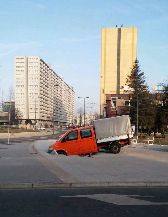 Samochód uszkodził fontannę przy Rynku