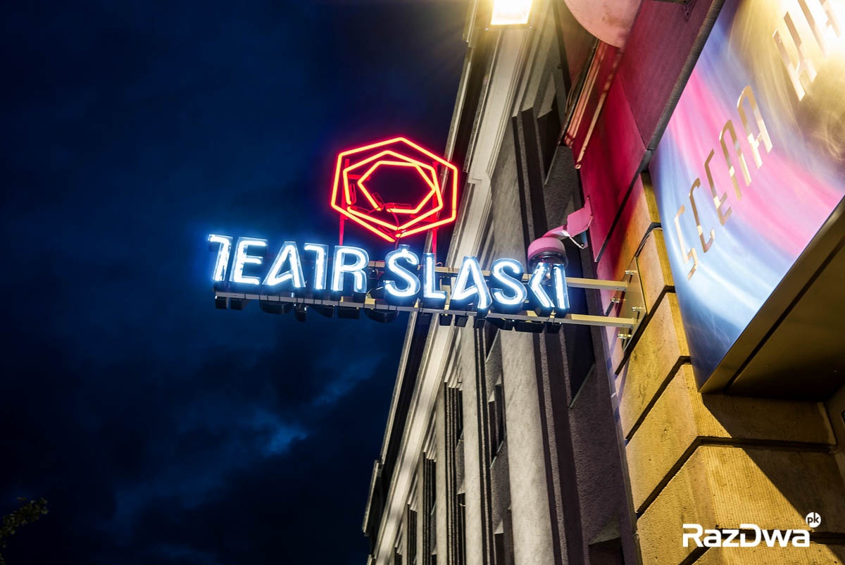 Nowe neony w Katowicach. Na teatrze i księgarni