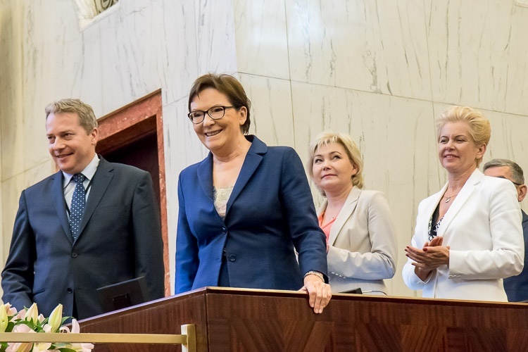 Marszałek musi oszczędzać, ale zatrudni kilkudziesięciu nowych urzędników