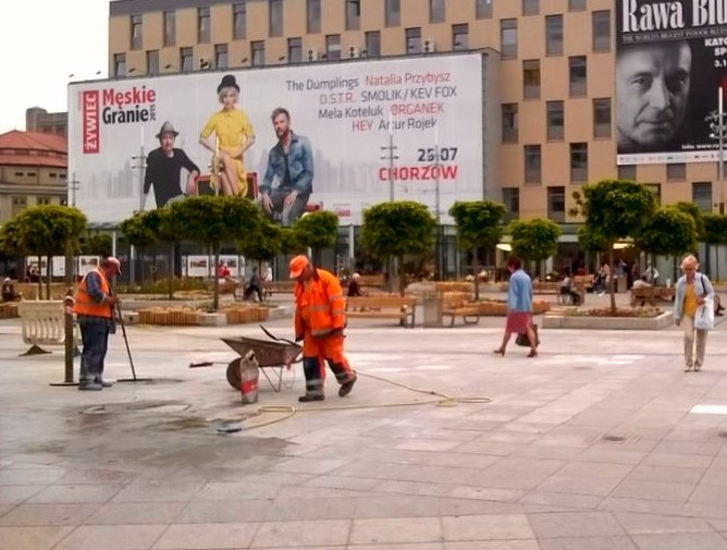 Granitowe płyty na Rynku do wymiany