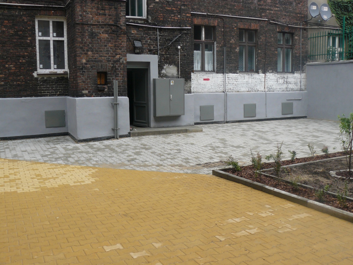 Mieszkańcy dewastują swoje podwórko. Jego remont kosztował kilkadziesiąt tysięcy