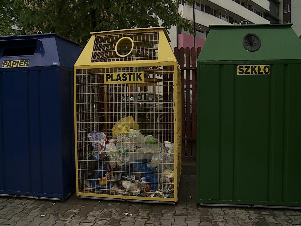 Spalone pojemniki na odpady wymieniane są na 