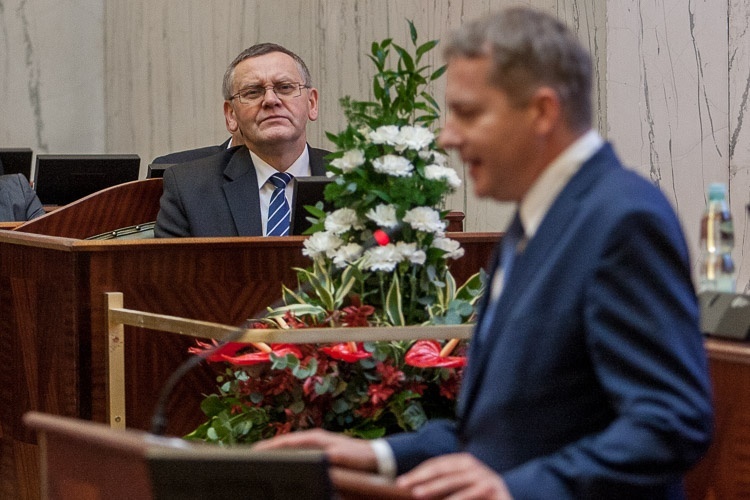 Marszałek tłumaczy się z zatrudnienia...marszałka. I gani swoich urzędników