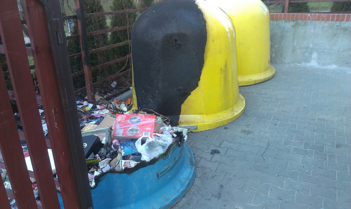 Na Tysiącleciu płoną kolejne pojemniki na odpady, a policja 