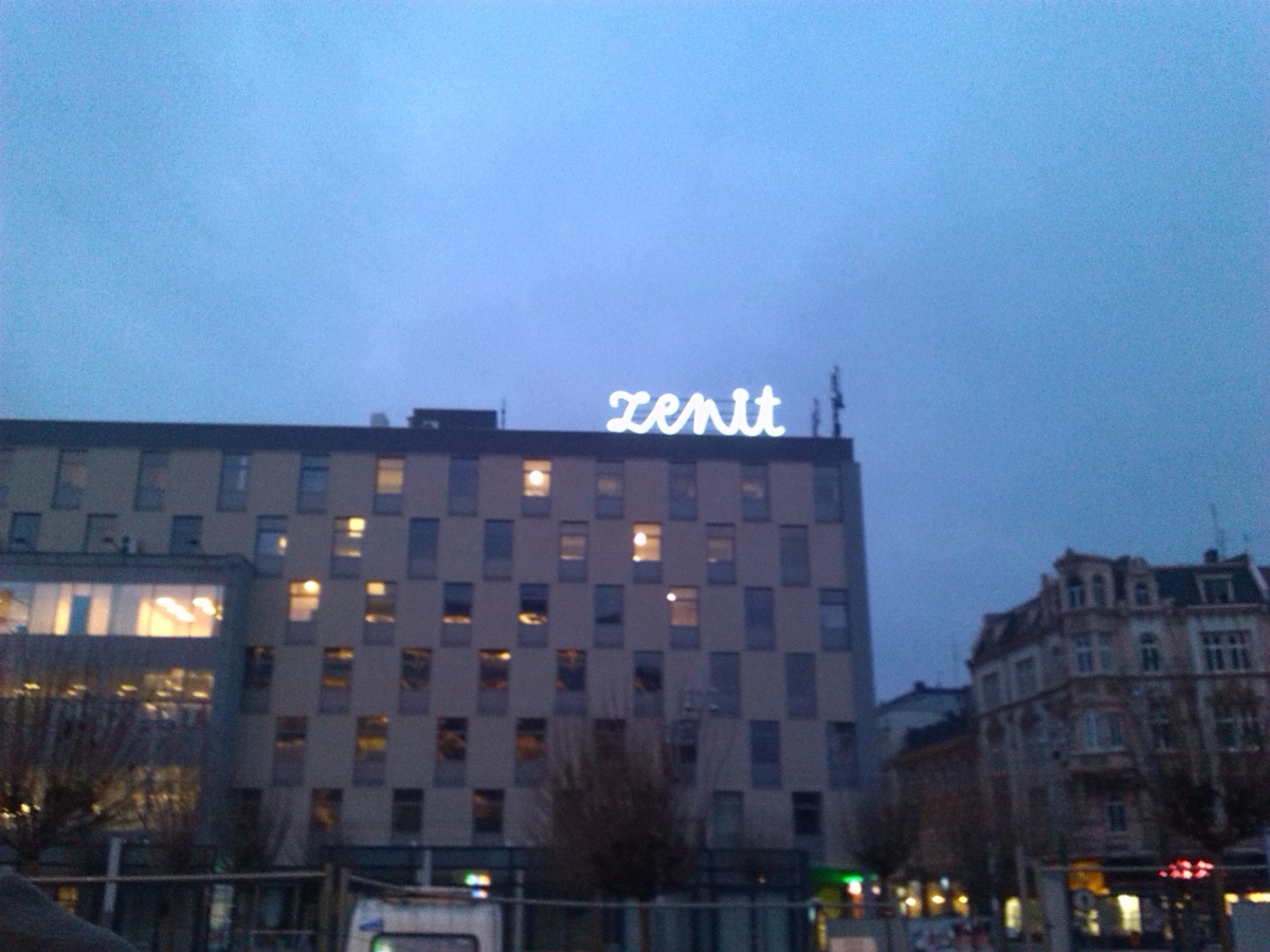 Neon wrócił na Zenit