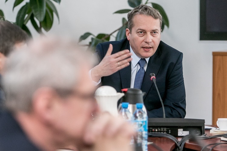 Marszałek robi swoje porządki w urzędzie. Jednych degraduje, innych obsadza bez konkursu