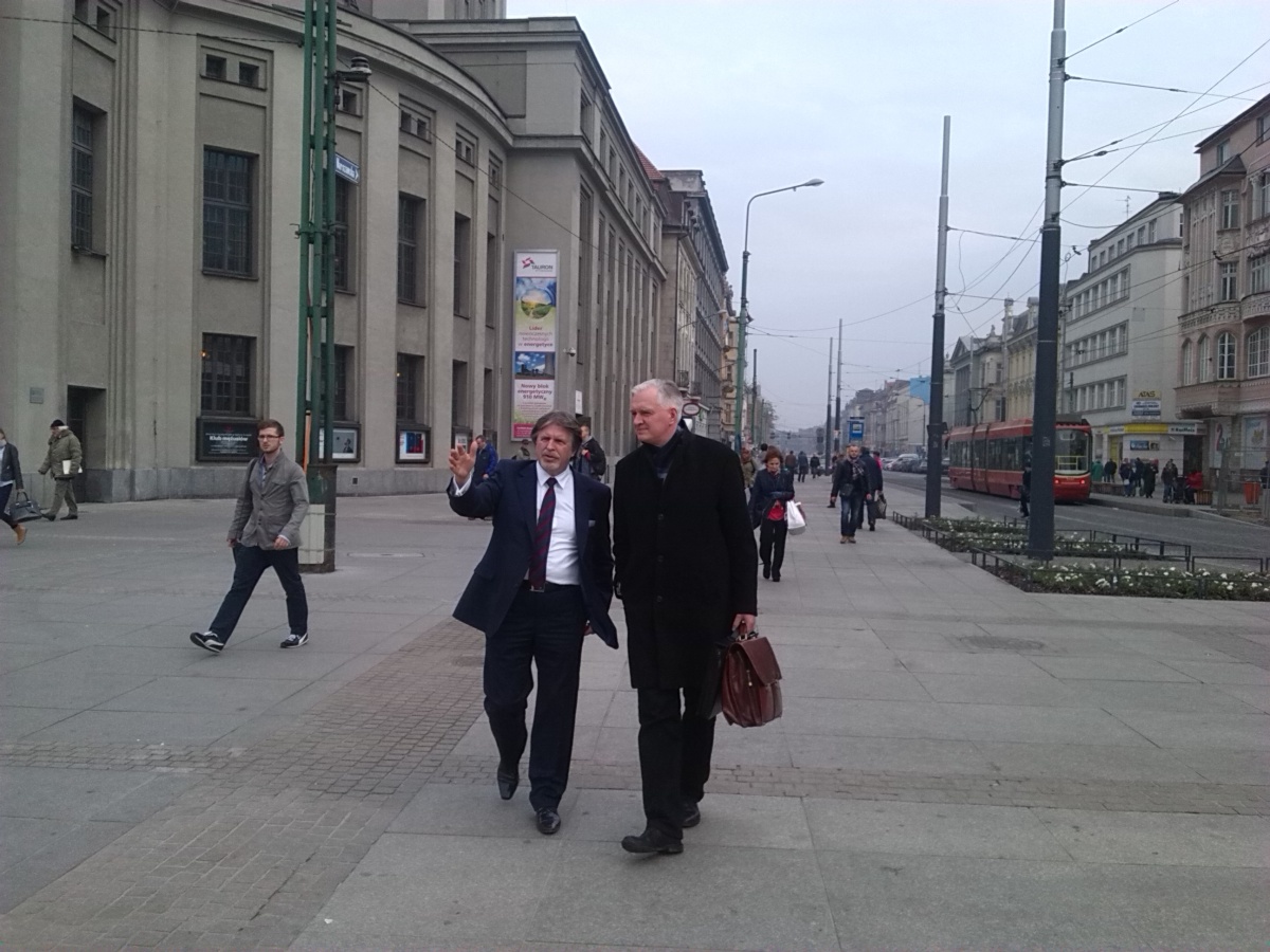Andrzej Sośnierz liczy na zwycięstwo w pierwszej turze. Liczy też pieniądze w miejskim banku