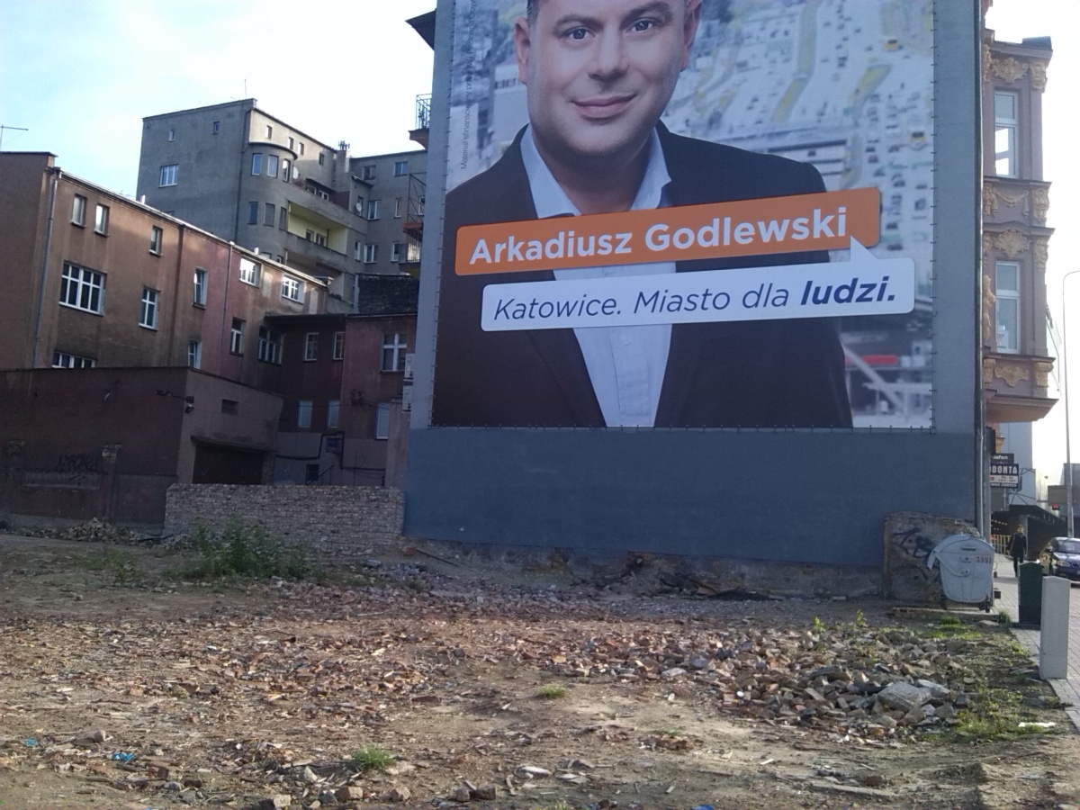 Jerzy Seifert chce nielegalnie powiesić reklamę. Tym razem, niestety, ma rację