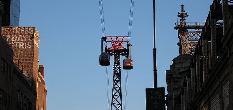 Krupa jedzie kolejką linową, Godlewski tramwajem