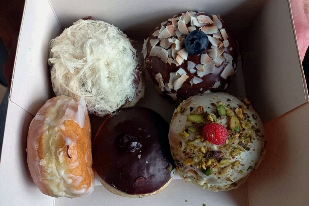 Z chałwą, dubajski, lawendowy. Cukiernie prześcigają się w pomysłach na pączki