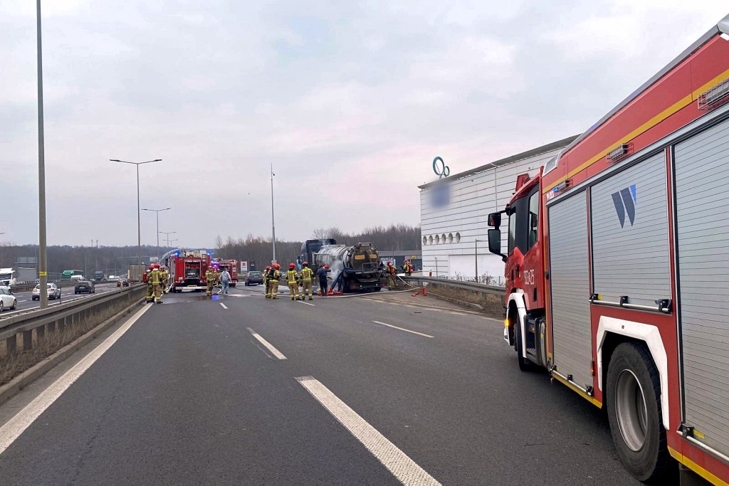Pożar na autostradzie A4. Zapaliła się cysterna przewożąca ścieki