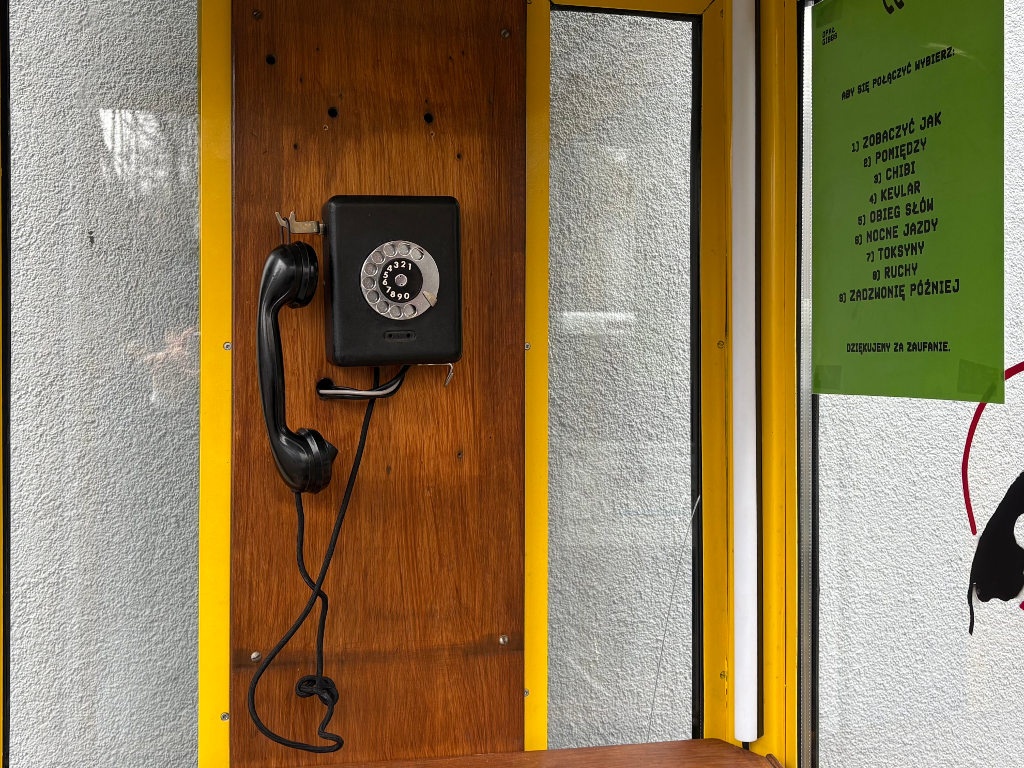 W centrum Katowic stanęła budka telefoniczna, ale nie można z niej dzwonić