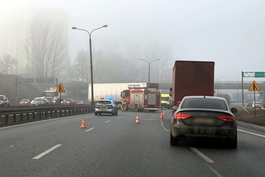 Duże utrudnienia na S86. Ciężarówka przebiła bariery