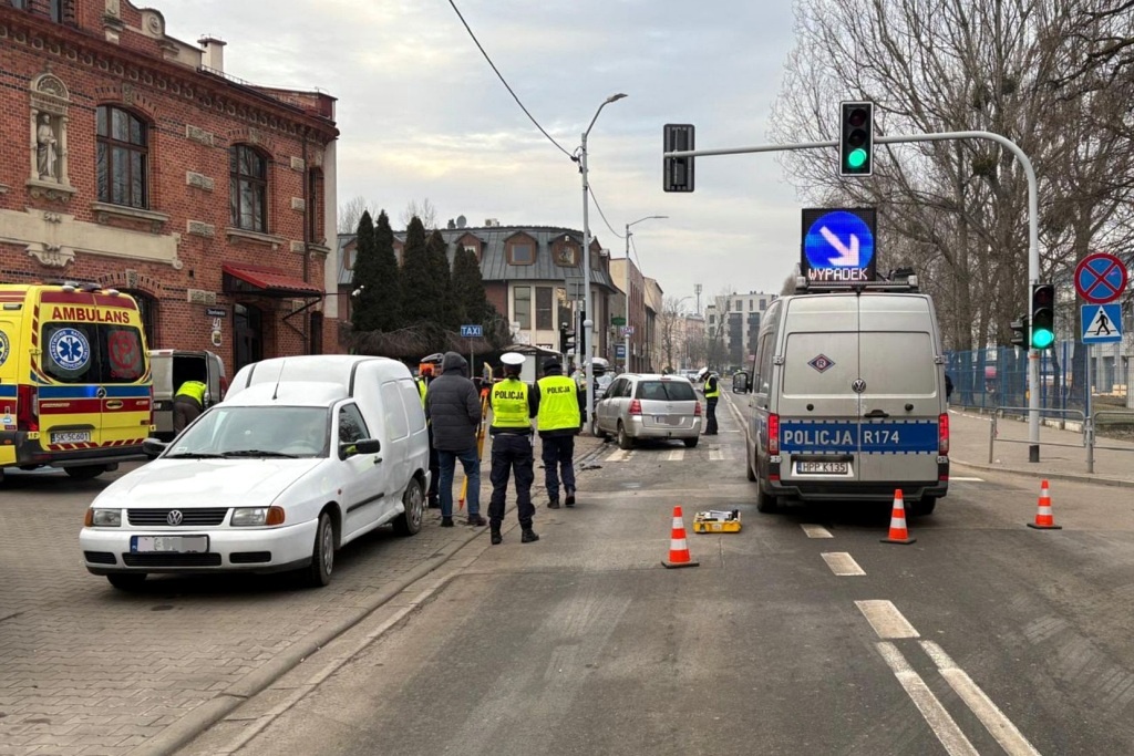 Śmiertelny wypadek w Katowicach. Kierowca wjechał w dwa samochody i zatrzymał się na słupie