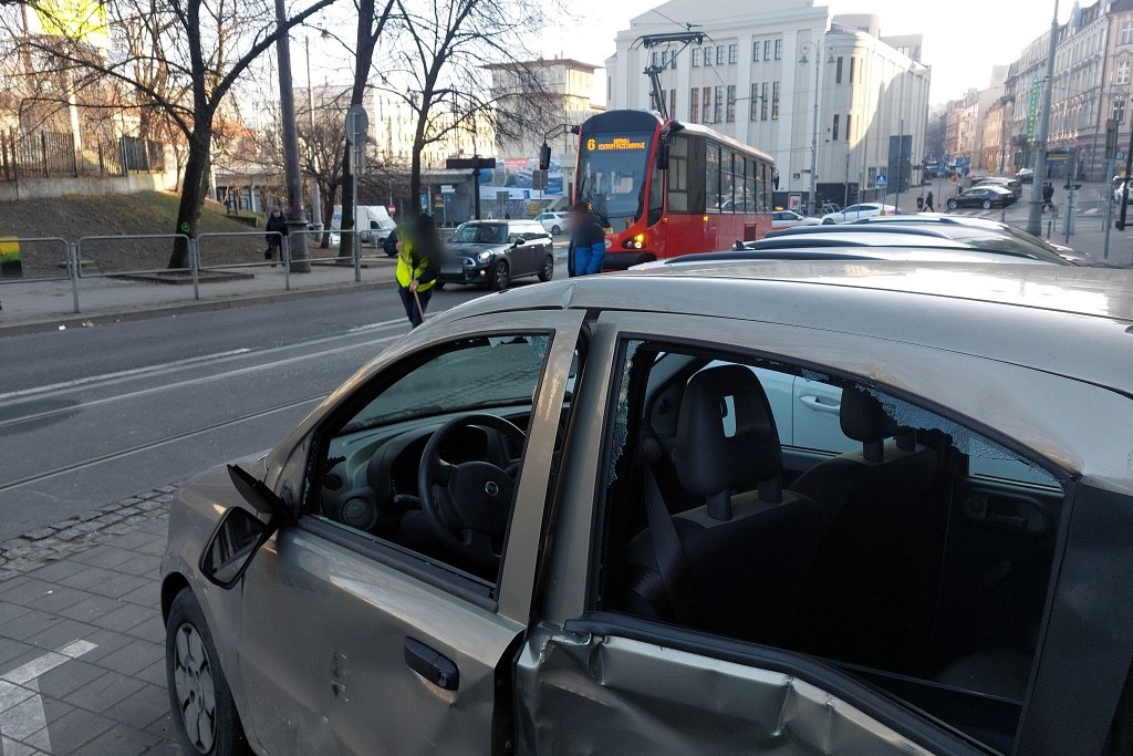 Chciała zaparkować i wjechała w tramwaj. Po kolizji trzeba było wstrzymać ruch