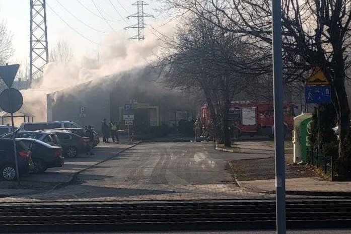 Kłęby dymu nad Zawodziem. Po raz kolejny wybuchł pożar w Biedronce