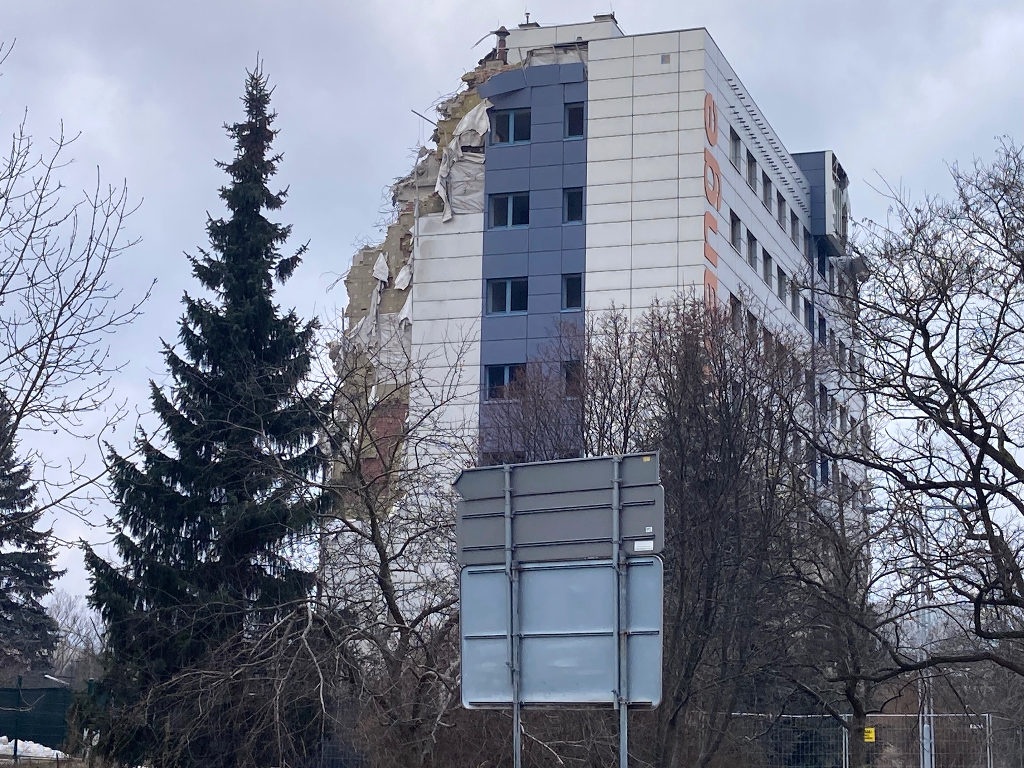 ALDI zainwestuje przy autostradzie A4. Trwa rozbiórka dawnego biurowca Orange