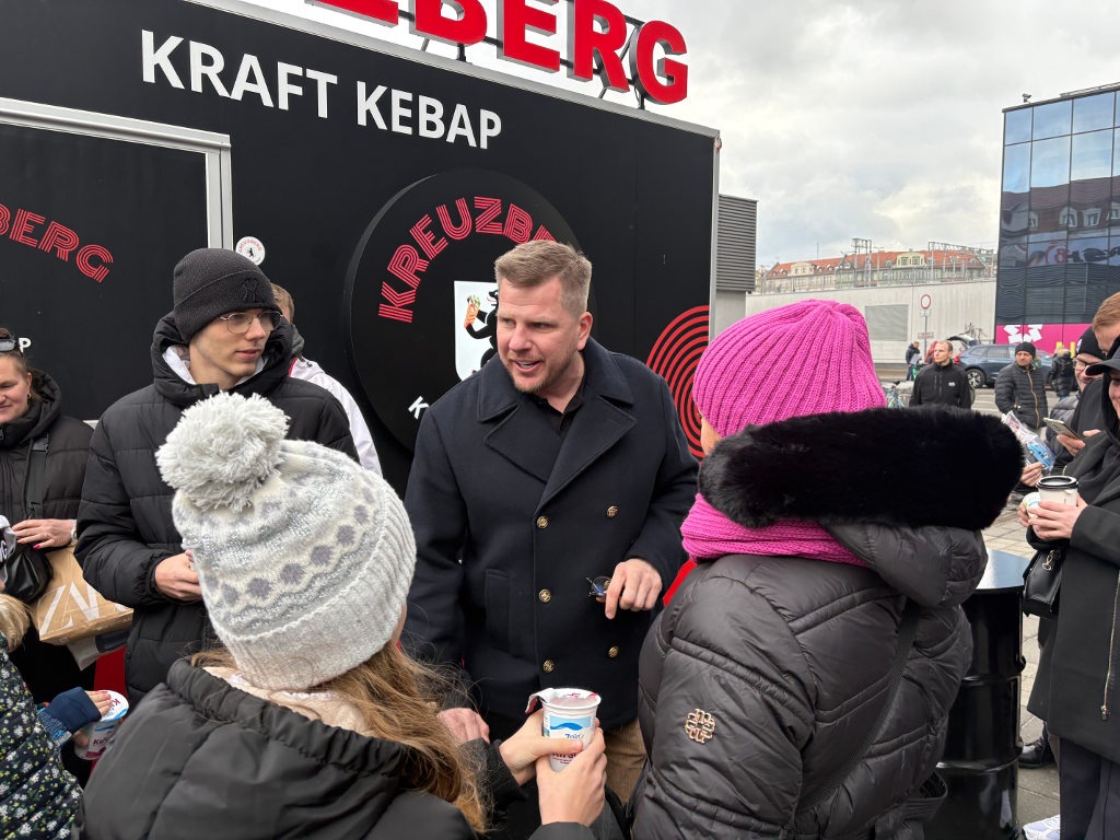 Problemy z otwarciem kebaba Filipa Chajzera w Katowicach, ale za to wszyscy jedli za darmo