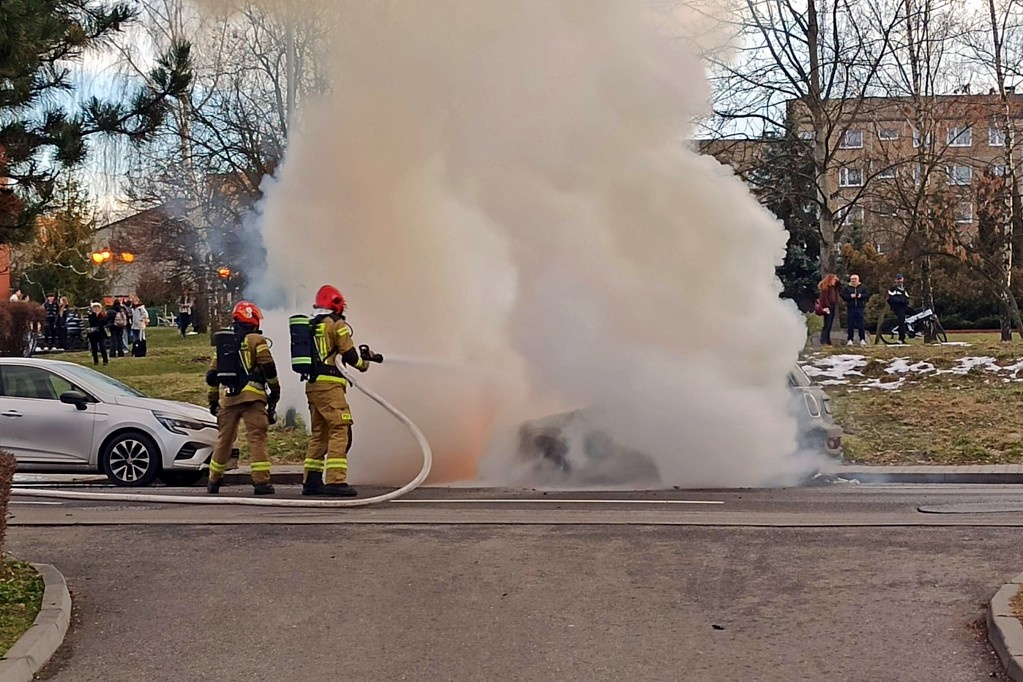 Pożar samochodu w Katowicach. Z auta niewiele zostało