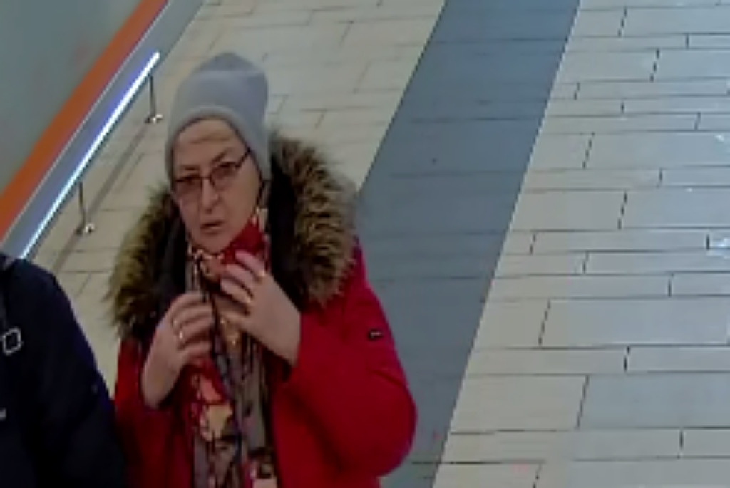 W centrum handlowym leżała torebka. Kobieta podeszła i ją zabrała