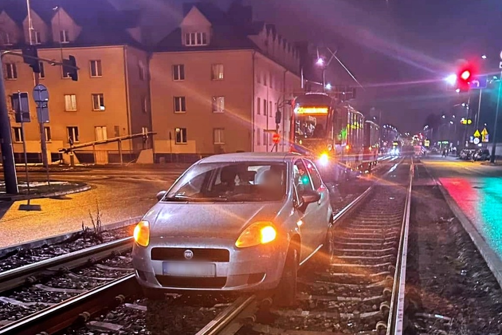 Auto na torach. Kierująca zablokowała ruch tramwajów na kilkadziesiąt minut