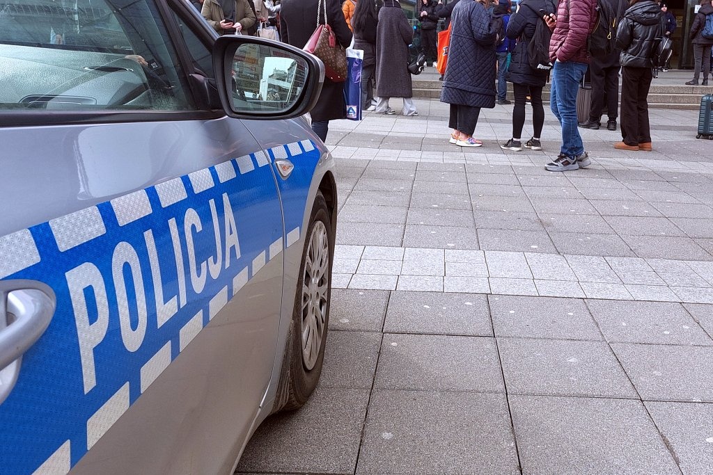 Pobicie przed dworcem w Katowicach. Zaatakowali przechodnia, bo nie chciał im kupić alkoholu