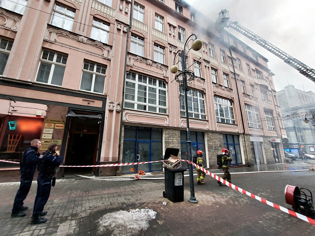 Pożar w zabytkowej kamienicy w centrum Katowic. Ruch tramwajów został wstrzymany