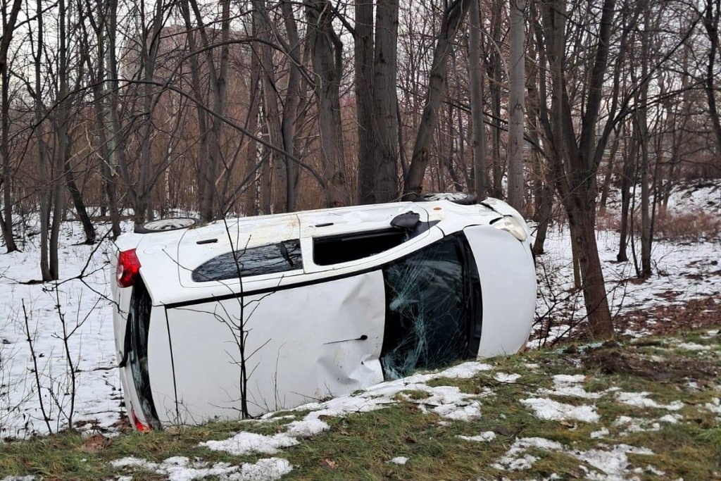 Uszkodzona latarnia i jeden samochód na boku. Poważna kolizja na DK79