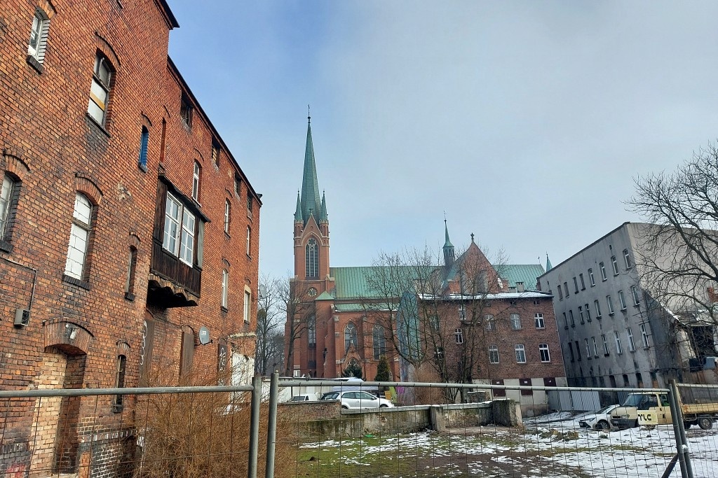 Rusza budowa Centrum Himalaizmu w Bogucicach. Teren jest ogrodzony, wkrótce rozbiórki w kamienicach