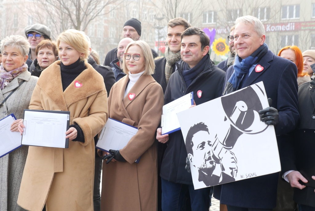 Działacze Koalicji Obywatelskiej rozpoczęli w Katowicach zbiórkę podpisów pod kandydaturą Rafała Trzaskowskiego