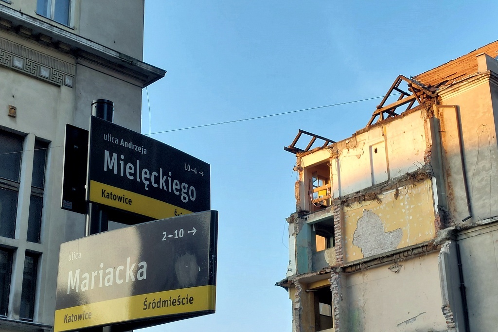 Kamienica w centrum Katowic zrównana z ziemią. Tędy będzie wywożony gruz z rozbiórki