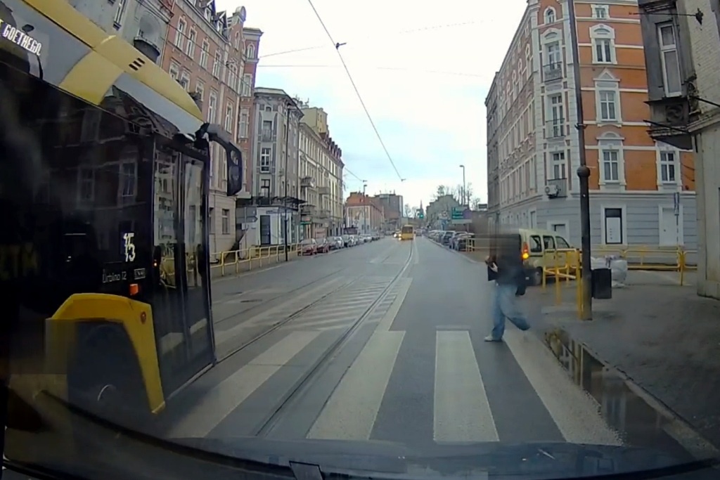 Rozpędzony autobus na pasach. Kierowca był bliski potrącenia pieszej