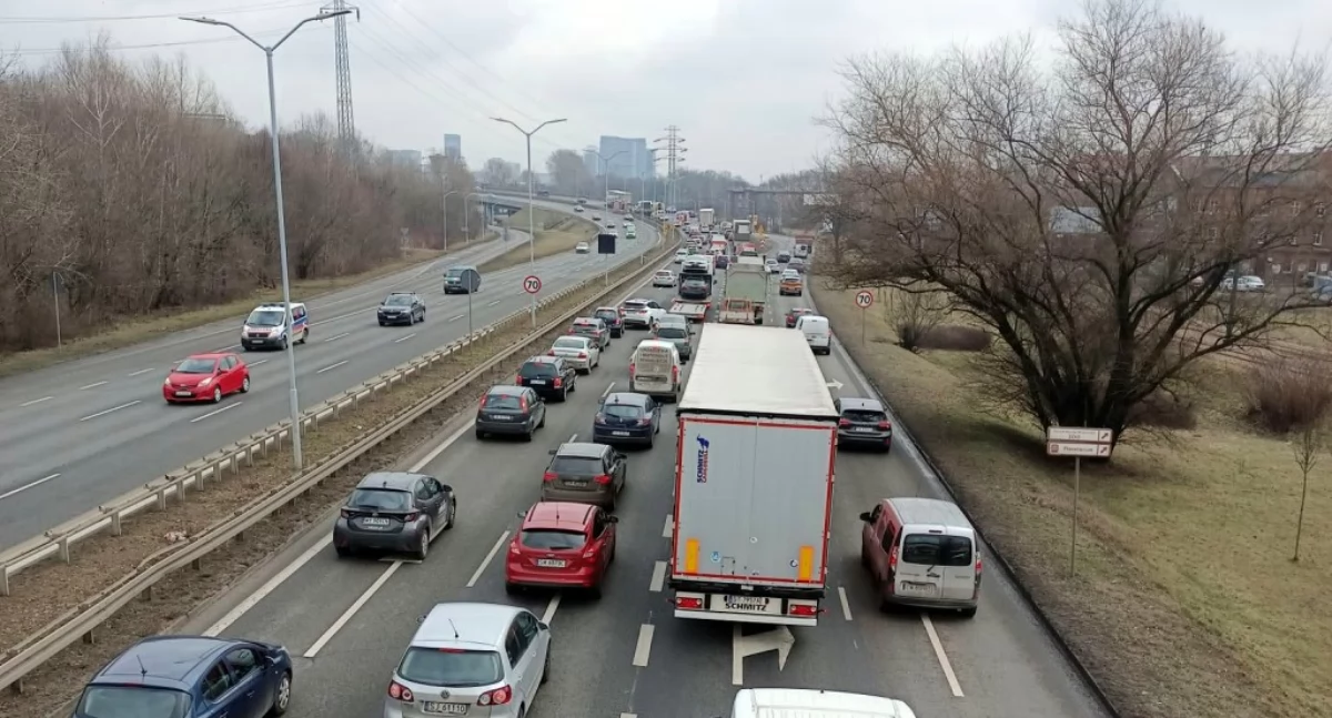 Poważna kolizja na DTŚ-ce. Korek jest coraz dłuższy