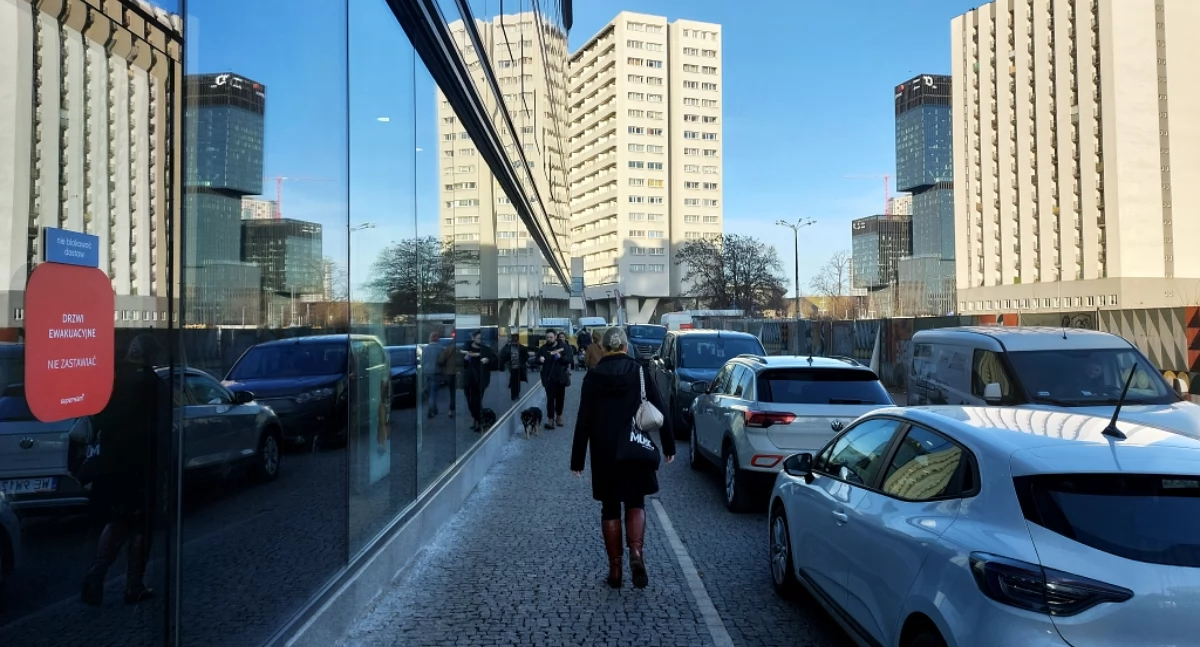Wyrwana kostka i barierki. Kierowcy rozjeżdżają teren centrum handlowego