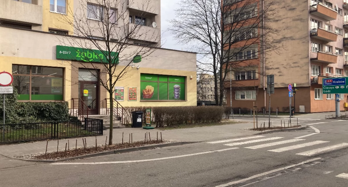 Mieszkaniec nie mógł już patrzeć na niszczenie nowych zieleńców i sam postanowił je zabezpieczyć