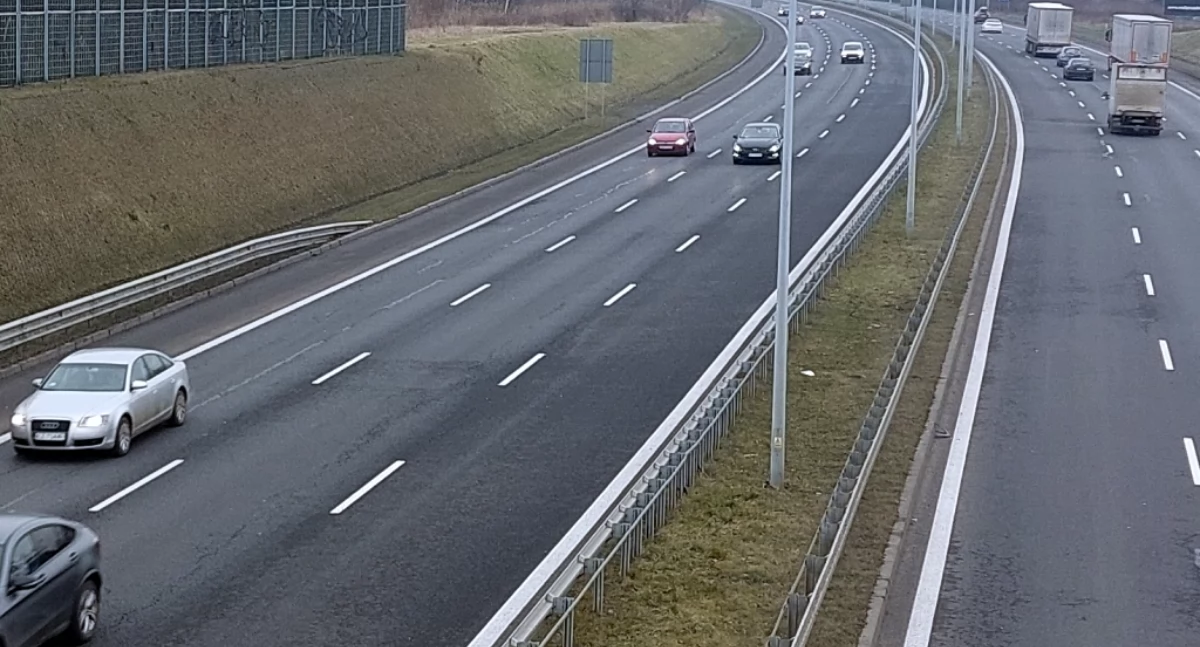Doprowadził do kolizji i razem z kolegą pobili kierowcę na DTŚ. Policja szuka sprawców