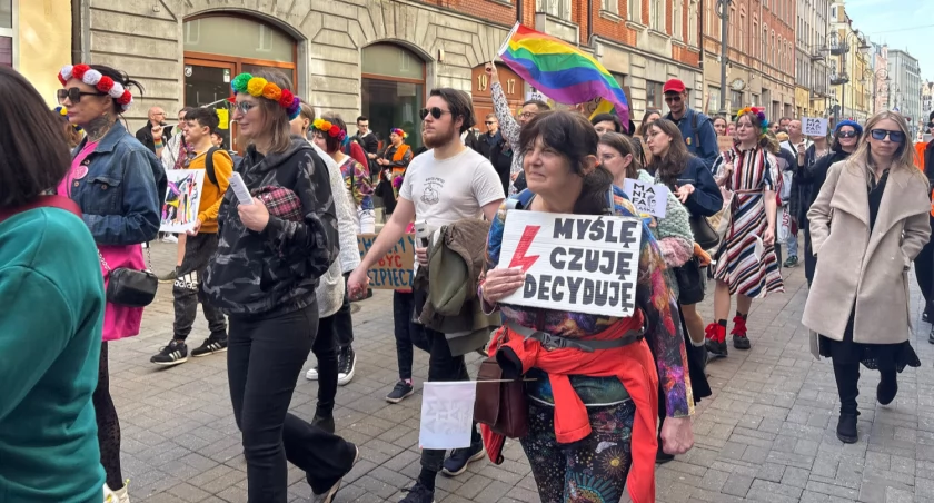 Uczestniczki Śląskiej Manify domagały się swobodnego prawa do aborcji. Obok modlili się jej przeciwnicy