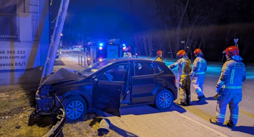 Przejechał przez chodnik i uderzył w latarnię. Pijany kierowca został zatrzymany