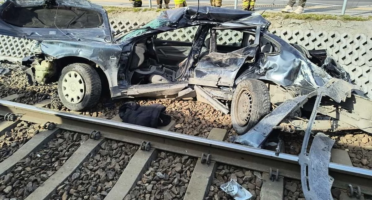 Na przejeździe kolejowym kierowca wjechał pod pociąg towarowy