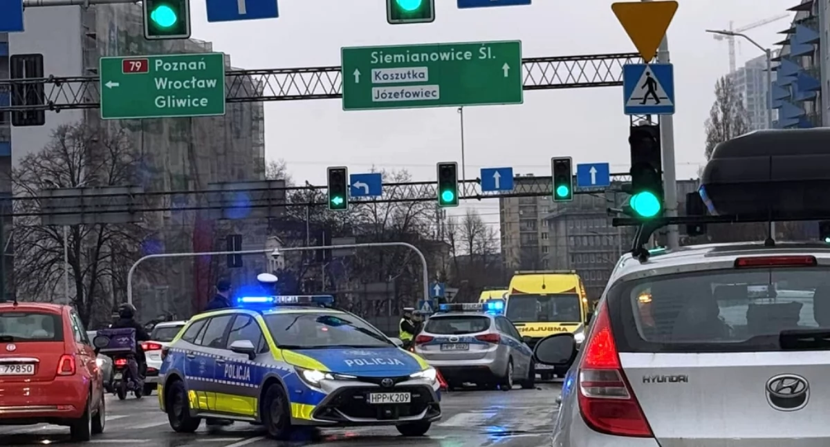 Radiowóz zderzył się z osobówką w centrum Katowic. Policjanci jechali na sygnale